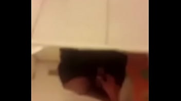 Meando En Baño Público