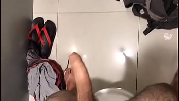 Punheta Com Gozada No Banheiro Do Shopping