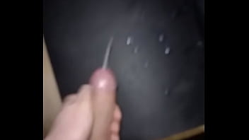 Orgasmus Lässt Cumshots Auf Auf Den Tisch Regnen