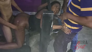 Meu Corno Me Prendeu Na Guilhotina E Mandou Todo Mundo Me Comer.