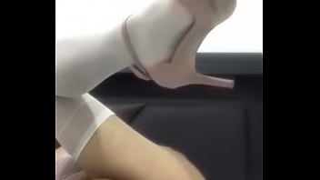 Travesti De Closet En Tacones Y Medias Jugando Con Su Culo Primerizo, Usa Su Dildo Favorito