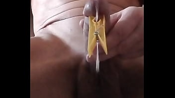 Je Me Branle Avec Des Pinces Sur Les Tétons Et Le Gland