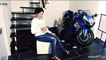 Deutsche Milf Verführt Jungspund Von Nebenan Zum Sex Im Treppenhaus