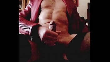 Branlette Travesti En Bas Nylon Et String Blouson Rouge