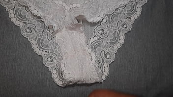Jugando Con Los Calzones Blancos De Encaje De Mi Amiga La Culona