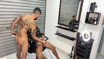 E Novinho Dando Para Ele Na Barbearia