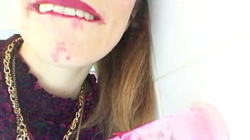 Vends-ta-culotte - Jeune Fille Sexy Fait Une Pipe Bien Baveuse à Son Gode-ventouse - Violette Des étoiles