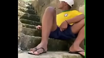 Cafuçu Se Masturbando Na Escada