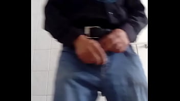 En el baño - amateur, bano, orinar, jalarla - Video 1651078