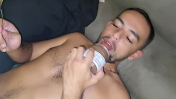 Comendo Nutella Peladinho E Assistindo Seríe Na Tv.