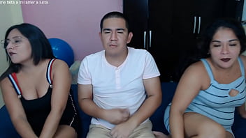 Trio Caliente Con Mi Primastra, Chupe Sus Dedos De Los Pies, Mi Novio Lleno De Semen Su Cara Y Nos Comimos Su Coño.