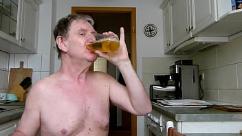 Andreas Zieht Sich Aus Und Trinkt Seinen Natursekt