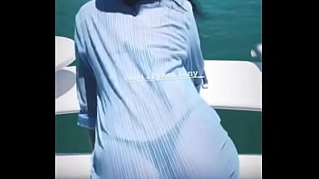 Morena Dançando Sensual Em Um Hiate