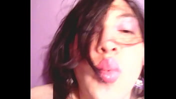 Con El Cabello Suelto Y Desordenado