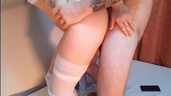 Manoseo El Pequeño Cuerpo De Mi Hijastra, Toco Sus Pequeña Tetas Y Su Estrecho Coño Para Terminar Teniendo Sexo