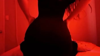 Sexy Y Pequeña Madrastra Caliente Entra Al Cuarto De Su Hijastro Y Se Lo Folla Por Primera Vez