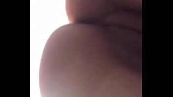 Caliente Enseña El Coño Depilado Su Falda