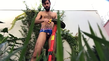 Jardineiro Safado - handjob, hairy, uncut, big-cock, big-dick, jardim, jardineiro - Video 1455870