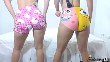 Padrastro Le Parte El Culo A Su Dos Hijastras, Esto Es Lo Que Hace Un Padrastro Cuando Convive Solos Con Su Dos Hijastras La Convierten En Su Zorra Ful Creampie En El Culo Grande De Sus Hijastras