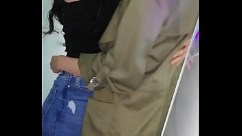 Persigo Hasta El Baño A Mi Compañera, Me Tiene Caliente!!