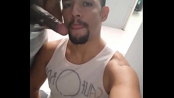 Casado Estava No Banheiro Querendo Da Leitinho Me Chamou Para O Box E Gozou