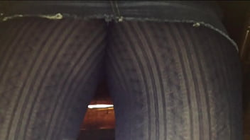 Collant Upskirt Sotto Il Tavolo