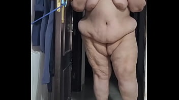 Coolmarina Juega Con Su Coño Peludo Metiéndose Consoladores Raros