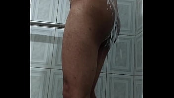 Lluvia Dorada Mientras Tomo Ducha Solita En Casa