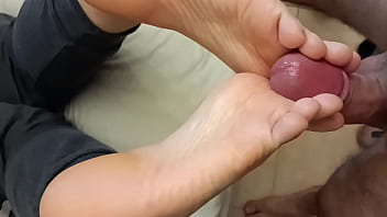 Massaggio Il Cazzo Con I Piedi