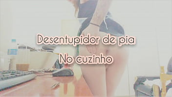 A Gata De Avental - Brincando Com O Desentupidor De Pia