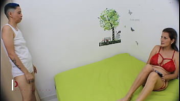 A Mi Hermanastra Le Encanta Masturbarse