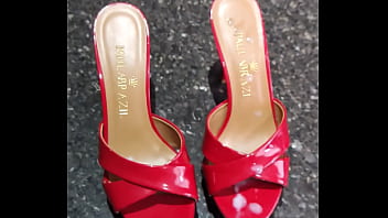 Gozando No Novo Tamanco Vermelho Da Namorada