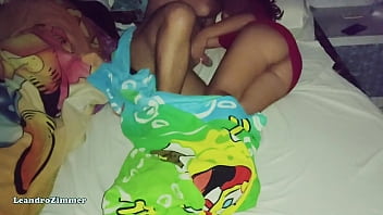 Esposa Coloca Una Cámara Escondida Por Que Sabe Que Su Esposo Le Es Infiel Con Su Hermanastra En Las Noches / Descubre Que Se La Folla Hasta En La Misma Cama / Leandrozimmer / Chloebearwolf