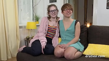 Blondes Babe Macht Ihrer Freundin Erstes Rimming Ihres Lebens