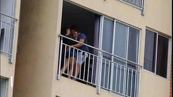 La Perra De Mi Vecina Esta Muy Cachonda Y A La Luz Publica