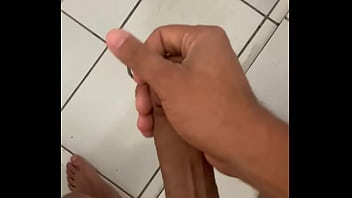 Punheta Gostosa Durante O Banho - hetero, porra, casal, dogging, punheta, gozando, putaria, safado, banheiro, gozando-muito, melhor-go - Video 1441080