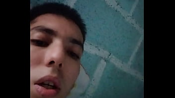 Chico Cachondo Se La Jala Mientras Hay Casa Sola