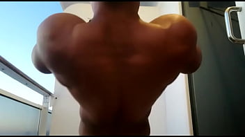 Demoledor Sensual Hace Entrenamientos E Invita A Una Buena Ducha