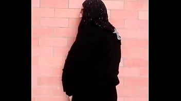 Crossdresser Presume Su Cola Y Su Pene Y Prueba Su Semen Como Mascarilla