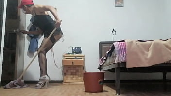 No Sabe Trapear La Puta Y Nada Mas Quiere Tener Una Botella En El Culo