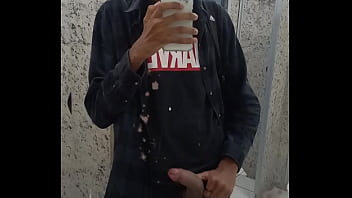 Com Tesão Punhetando No Banheiro Público