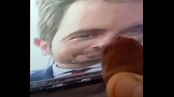 ___TV-BITE N_4 : C_est l_été, j_ai le barreau _ ma pine s_excite sur ta face de : REPORTER BRUN VIRIL et qui subit ma bite en pleine masturbation !! Et il aime &