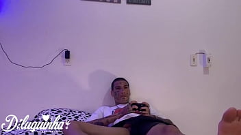 Estava Jogando Video-game E Meu Amigo Ficou De Putaria Pro Meu Lado, Soquei A Piroca No Cuzinho Dele No Pelo