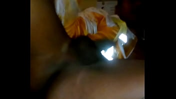 Se Fue La Luz En Todo El Barrio Y Se Me Ocurre Hacerme Una Rica Masturbación Anal Y Hacerme El Amor Solito Como A Mi Me Encanta, Metiéndome Al Culo La Primera Cosa Que Se Parezca A Una Verga