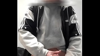 Exhib Et Branlette Dans Les Vestiaires Salle De Sport