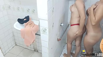 Hasta Donde Llegara El Pecado De Hermanastra, Una Esposa Puta Deja Que Su Hijastro La Acose, Hijastro Se Mete Al Baño...