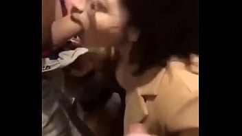 Linda Chica Teniendo Buen Sexo Oral