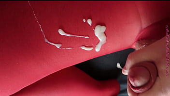 Nylonjunge Wichst In Der Roten Strumpfhose