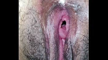 Se Abre Las Nalgas Para Mostrar Su Interior