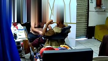 Barbeiro Maduro Depilando O Saco Do Novinho Pauzudao E Chupando Gostoso, Sendo Chupado Tbem